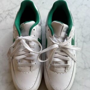 Nike Gamma Force Sneaker, Size 8, White/Smoke Gray/Malachite